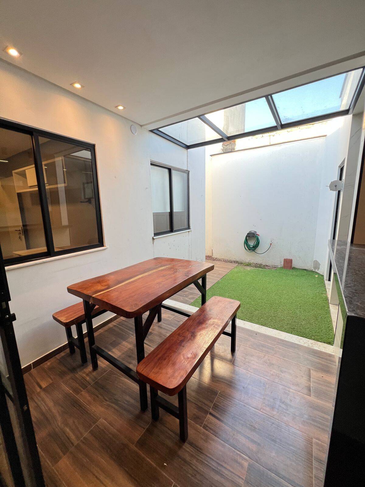 Casa à venda com 3 quartos, 100m² - Foto 1